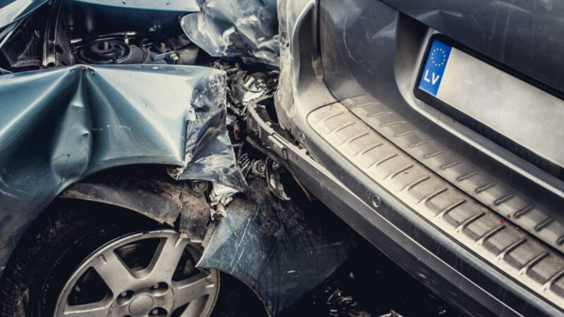 Tragiczne zdarzenie drogowe w Przygłowie: trzy samochody w kolizji na DK12