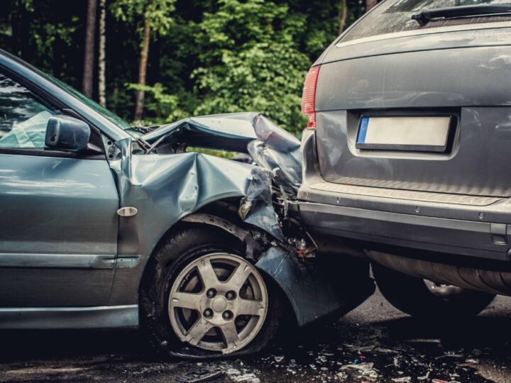 Bezpośrednie zderzenie w czwartkowe popołudnie na ulicy POW w Piotrkowie – samochód uderza w przystanek autobusowy