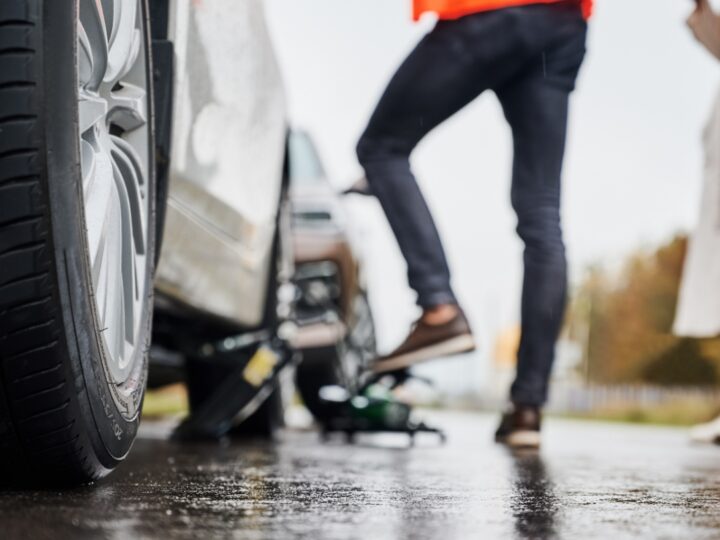 Bez ofiar w poważnym wypadku na trasie S8, gdzie ciężarówka zderzyła się z zaparkowanym busem