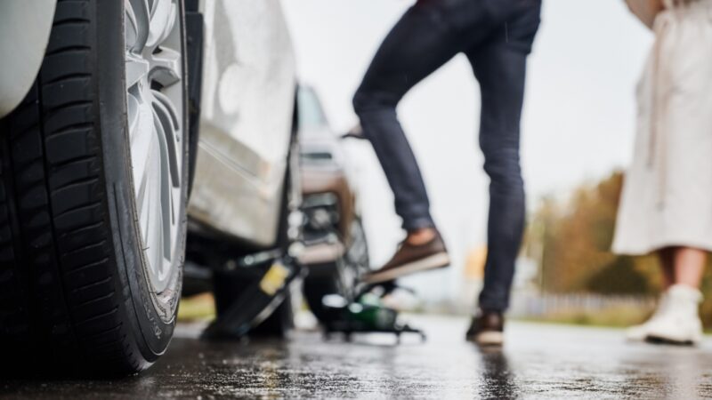 Bez ofiar w poważnym wypadku na trasie S8, gdzie ciężarówka zderzyła się z zaparkowanym busem